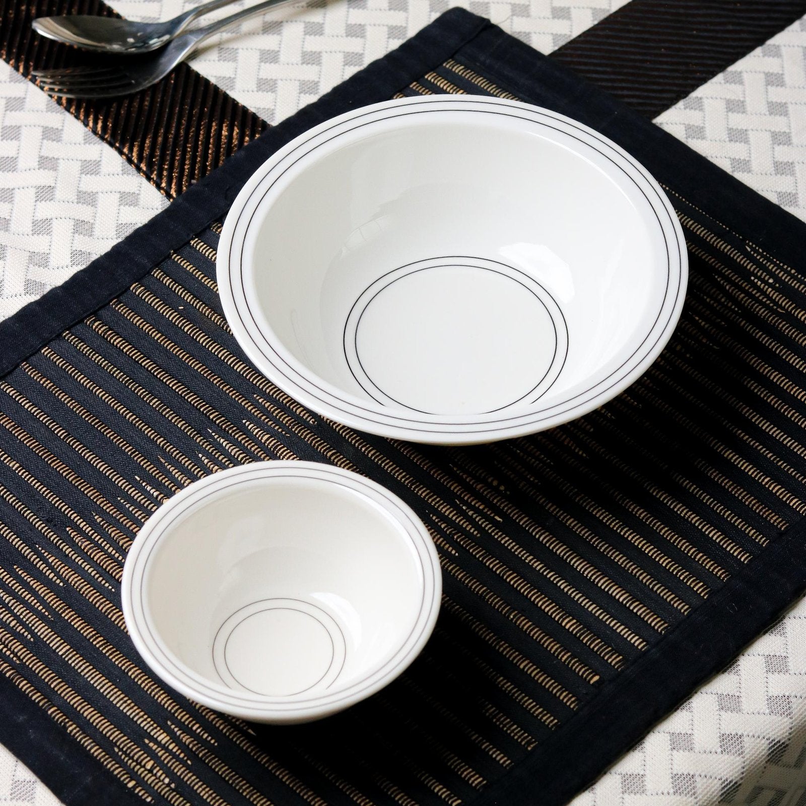 Sleek Borders Dinner Set