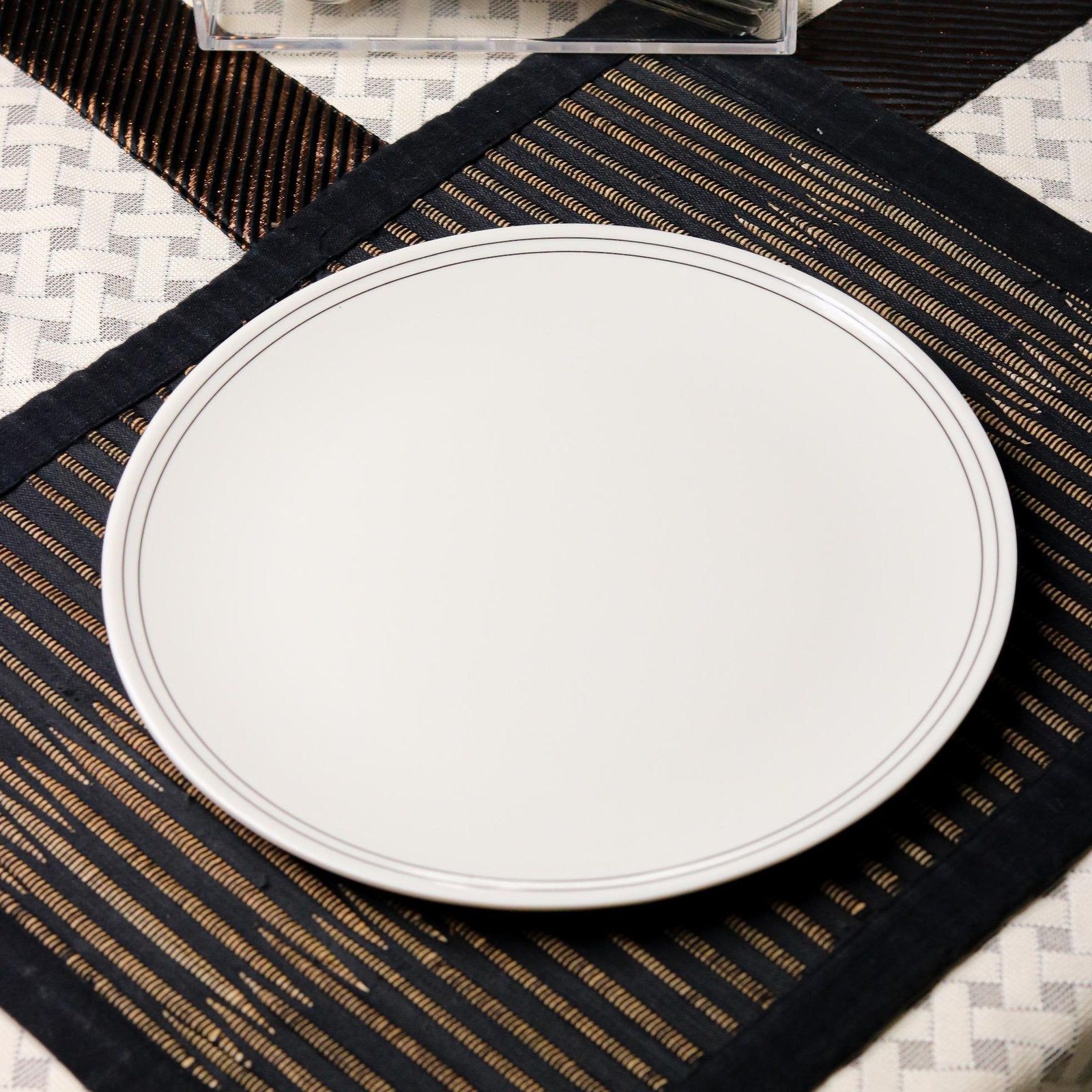 Sleek Borders Dinner Set