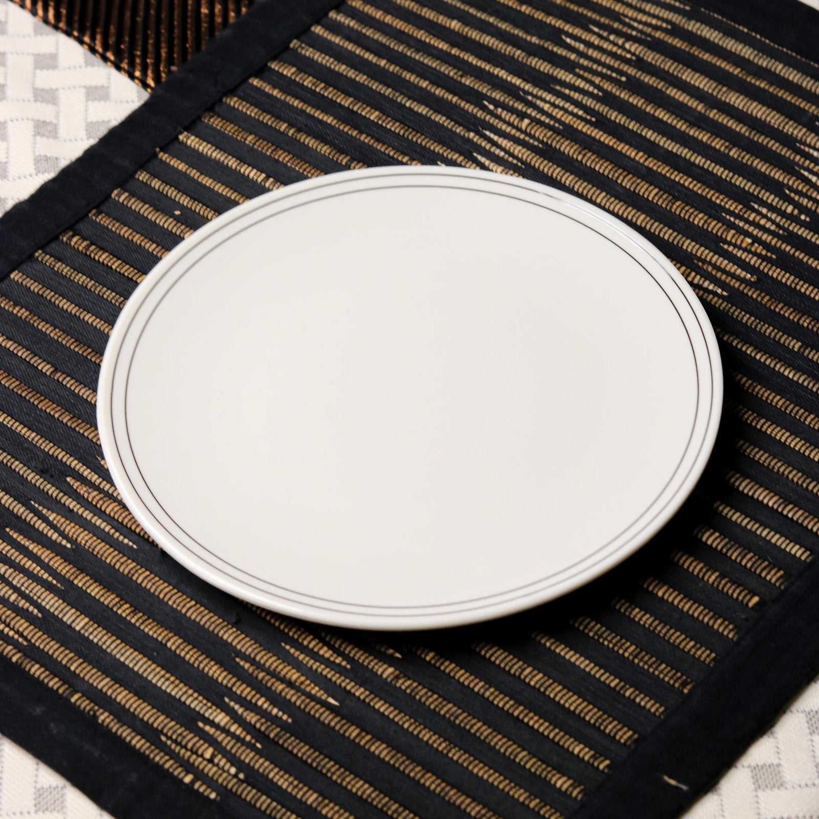 Sleek Borders Dinner Set