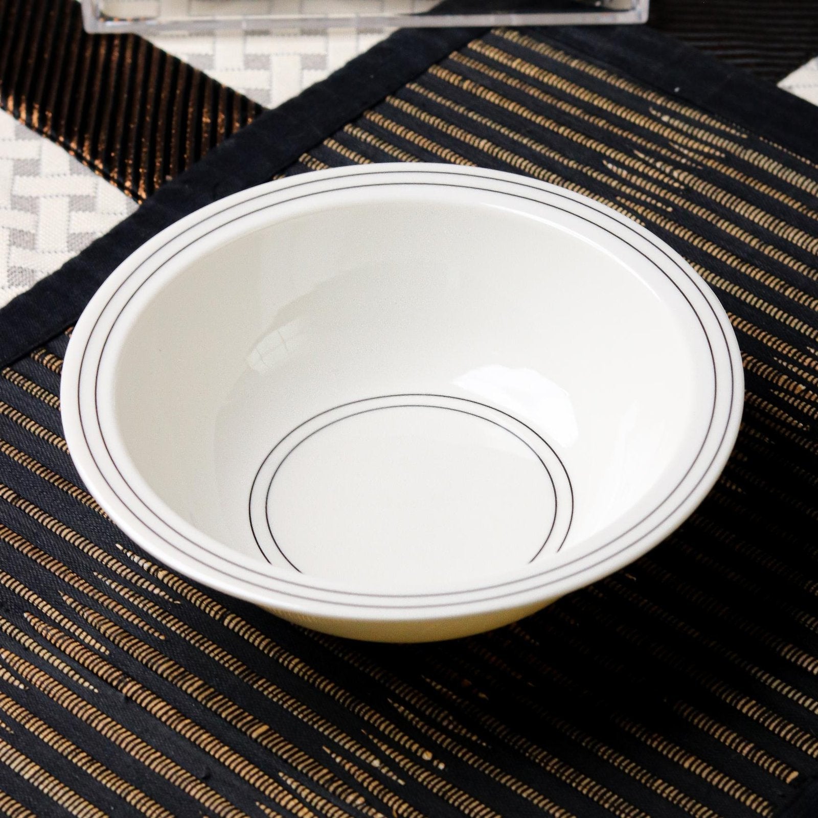 Sleek Borders Dinner Set