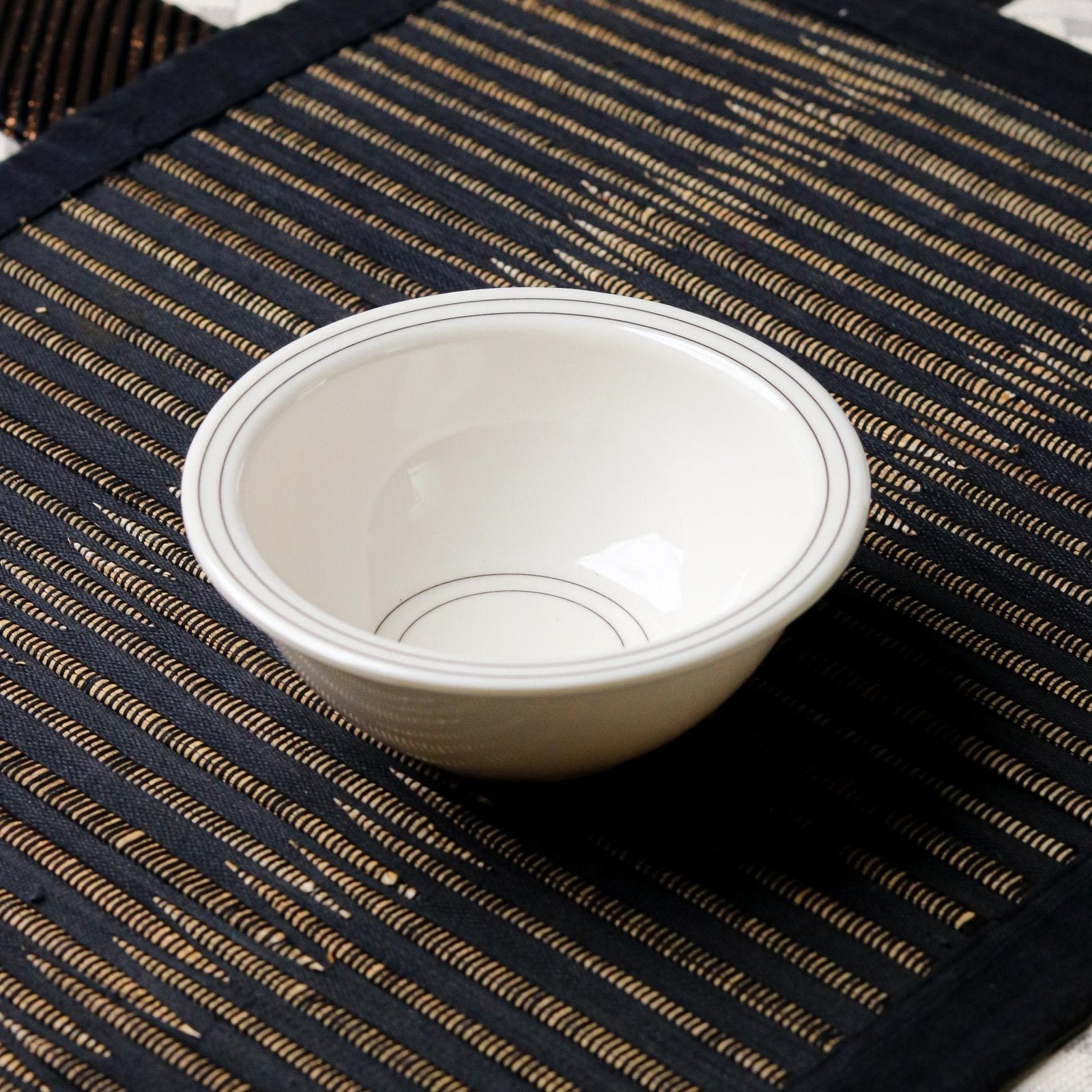 Sleek Borders Dinner Set