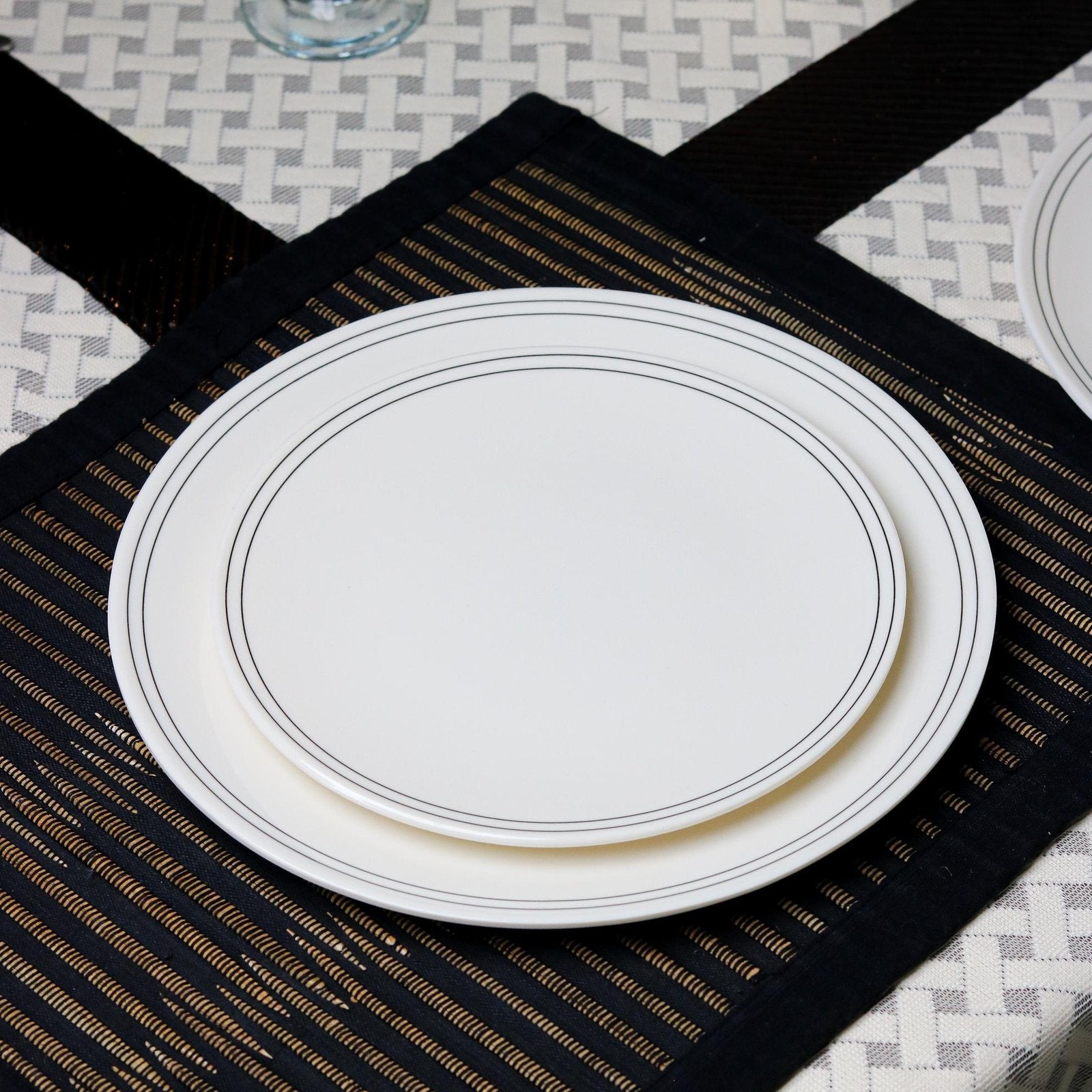 Sleek Borders Dinner Set